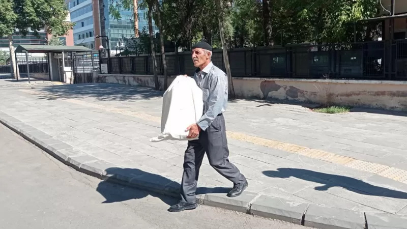  'Oğlumun kemiklerinin olduğu kutuyu verdiklerinde Diyarbakır başıma yıkıldı'