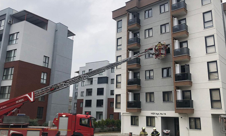 Bursa'da doğalgaz kokan 6 katlı bina boşaltıldı